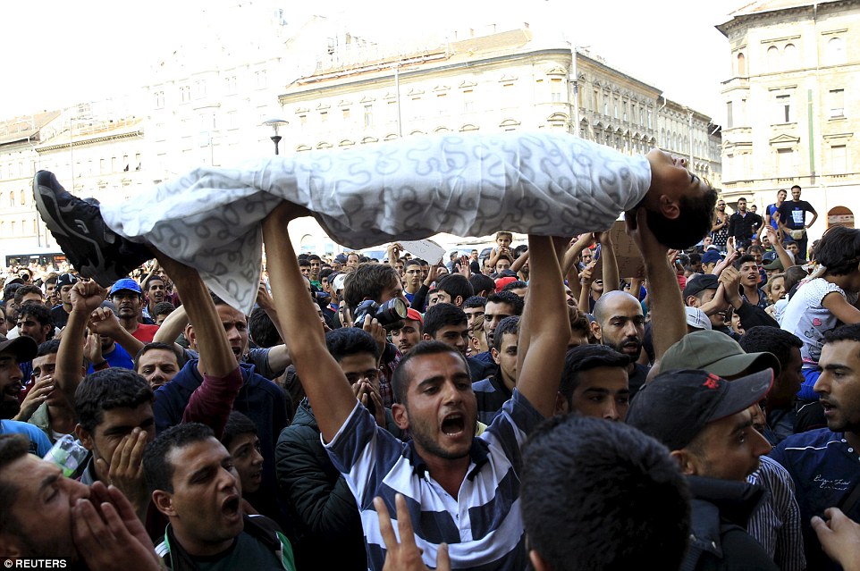 Gara Keleti Budapesta emigranti5