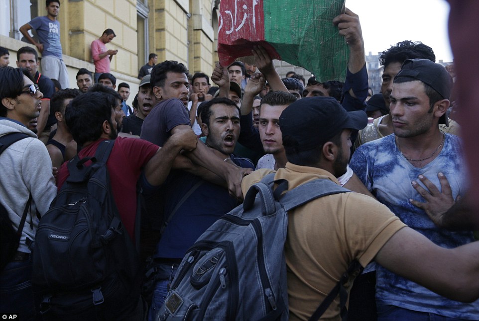 Gara Keleti Budapesta emigranti7