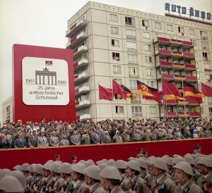 berlin-parada-rosu-comunism-antifascism-germania-de-est-1986