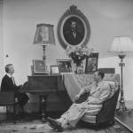Elena Lupescu si Carol al II-lea in salonul fostei lor resedinte din Estoril, Portugalia