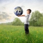 copil-pamant-lumea-glob-planeta-ecologic-natura-mediu