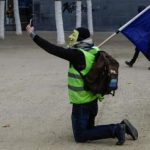 Proteste veste galbene Anonymous Franta Paris steag UE Uniunea Europeana